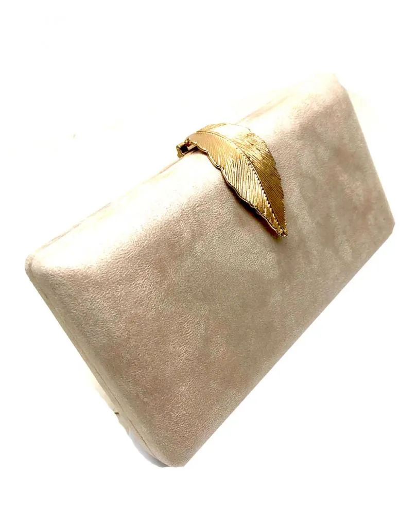 BOLSOS DE FIESTA BEIGE CON PRECIOSO CIERRE DE HOJA