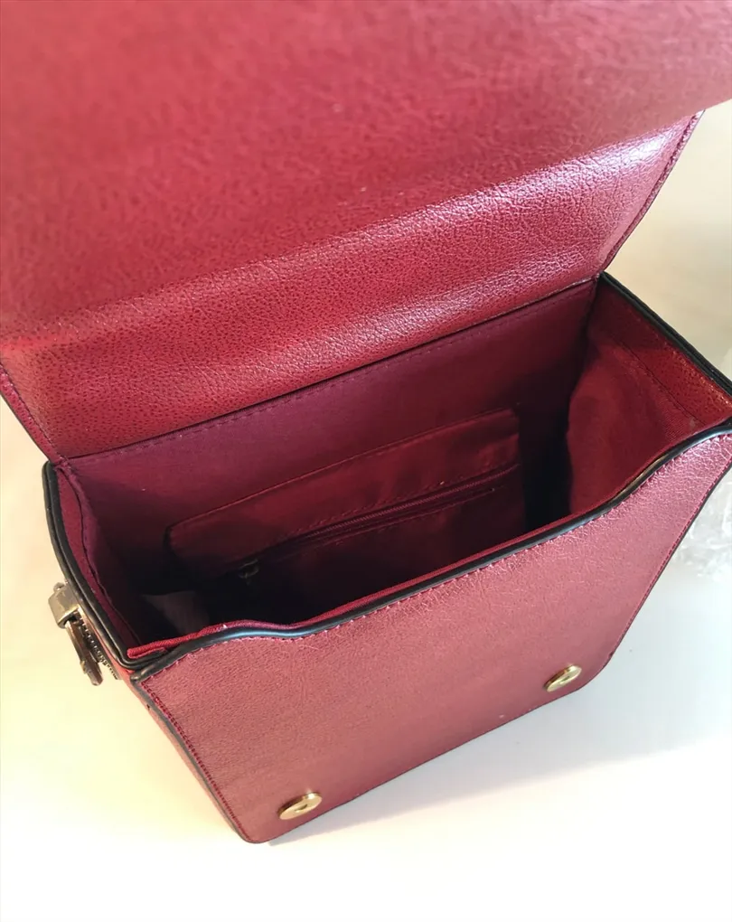 BOLSOS DE MUJER ROJOS DECORADOS CON RELOJ COMPLEMENTOS ONLINE