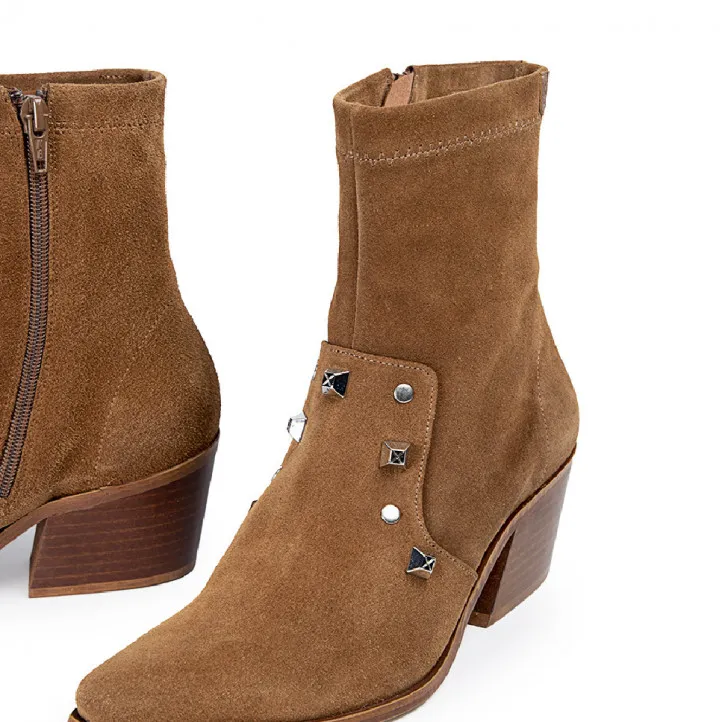 BOTIN OLIVIA ADORNOS MARRON POPA