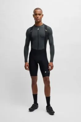 Camiseta interior BOSS x ASSOS con contenido de carbono que controla los olores