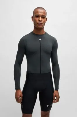 Camiseta interior BOSS x ASSOS con contenido de carbono que controla los olores