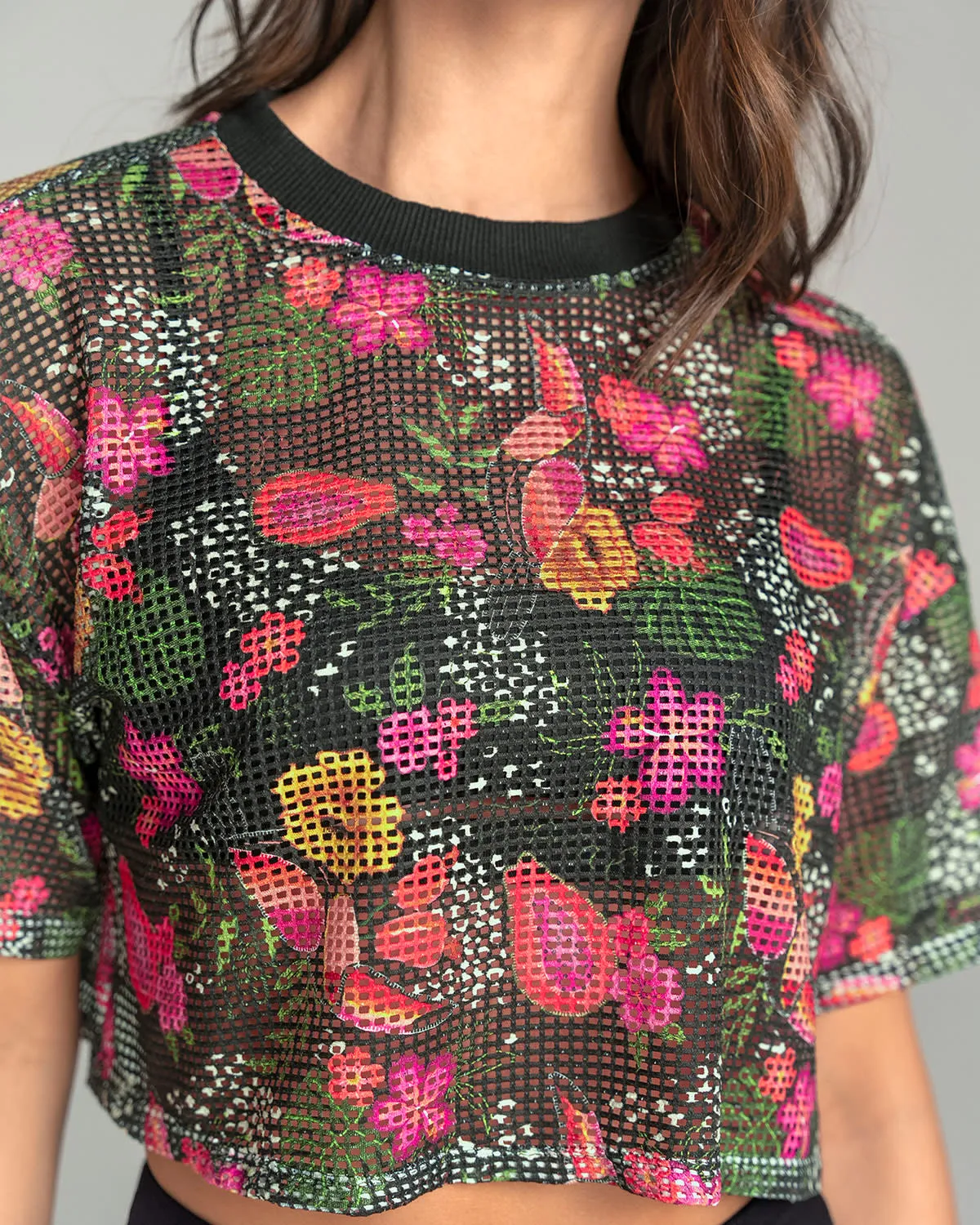 Camiseta manga corta elaborada en malla estampada