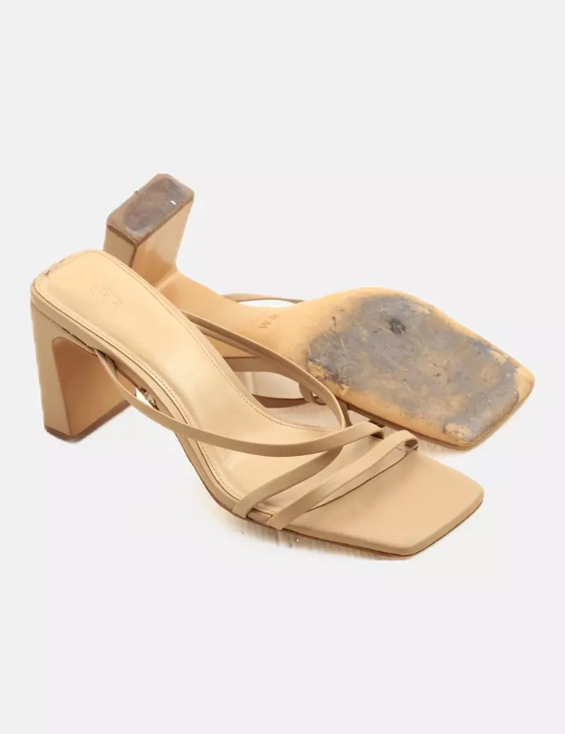 H&M Sandalia beige tacón