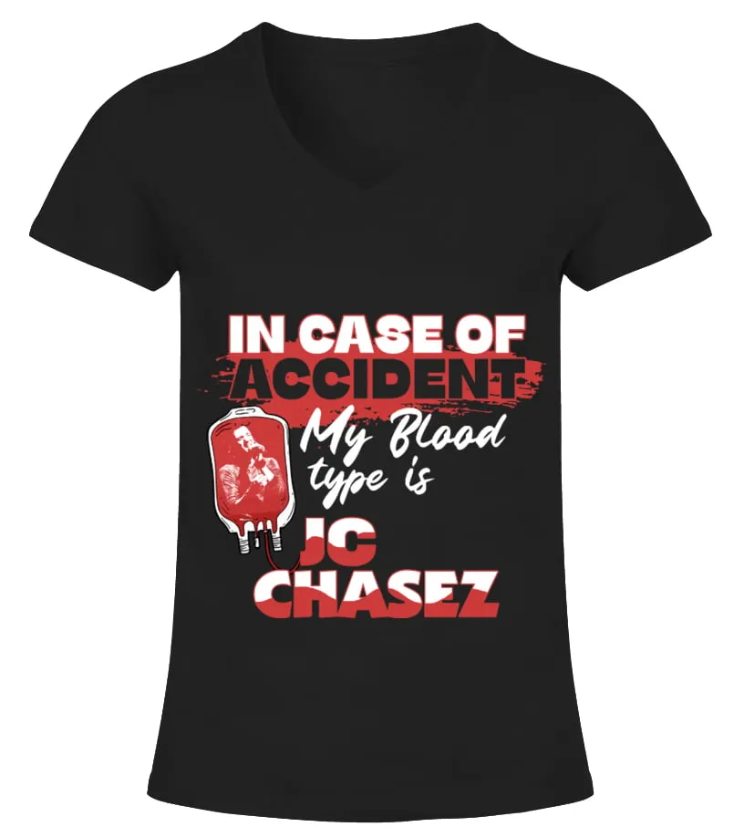 IN CASE OF ACCIDENT MY BLOOD TYPE IS JC CHASEZ Camiseta cuello pico Mujer