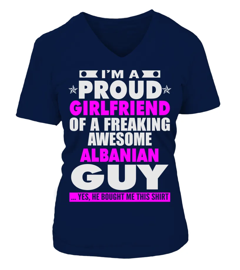 PROUD GIRLFRIEND OF ALBANIAN GUY T SHIRTS Camiseta cuello pico Mujer