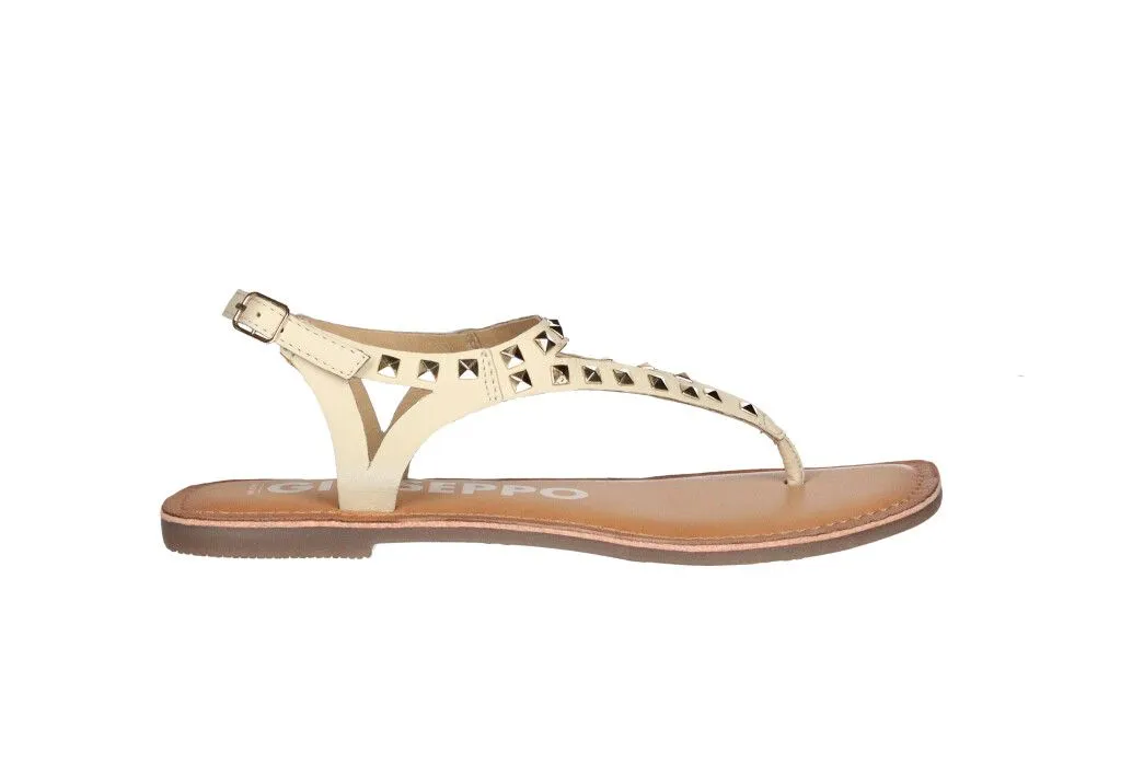 Sandalia Dedo Piel Beige Tachas Doradas
