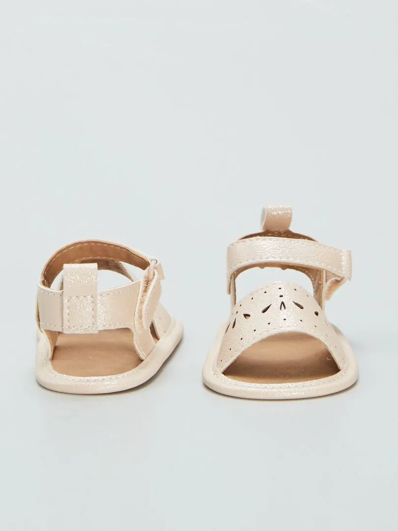 SANDALIAS CALADAS CON VELCRO  BEIGE