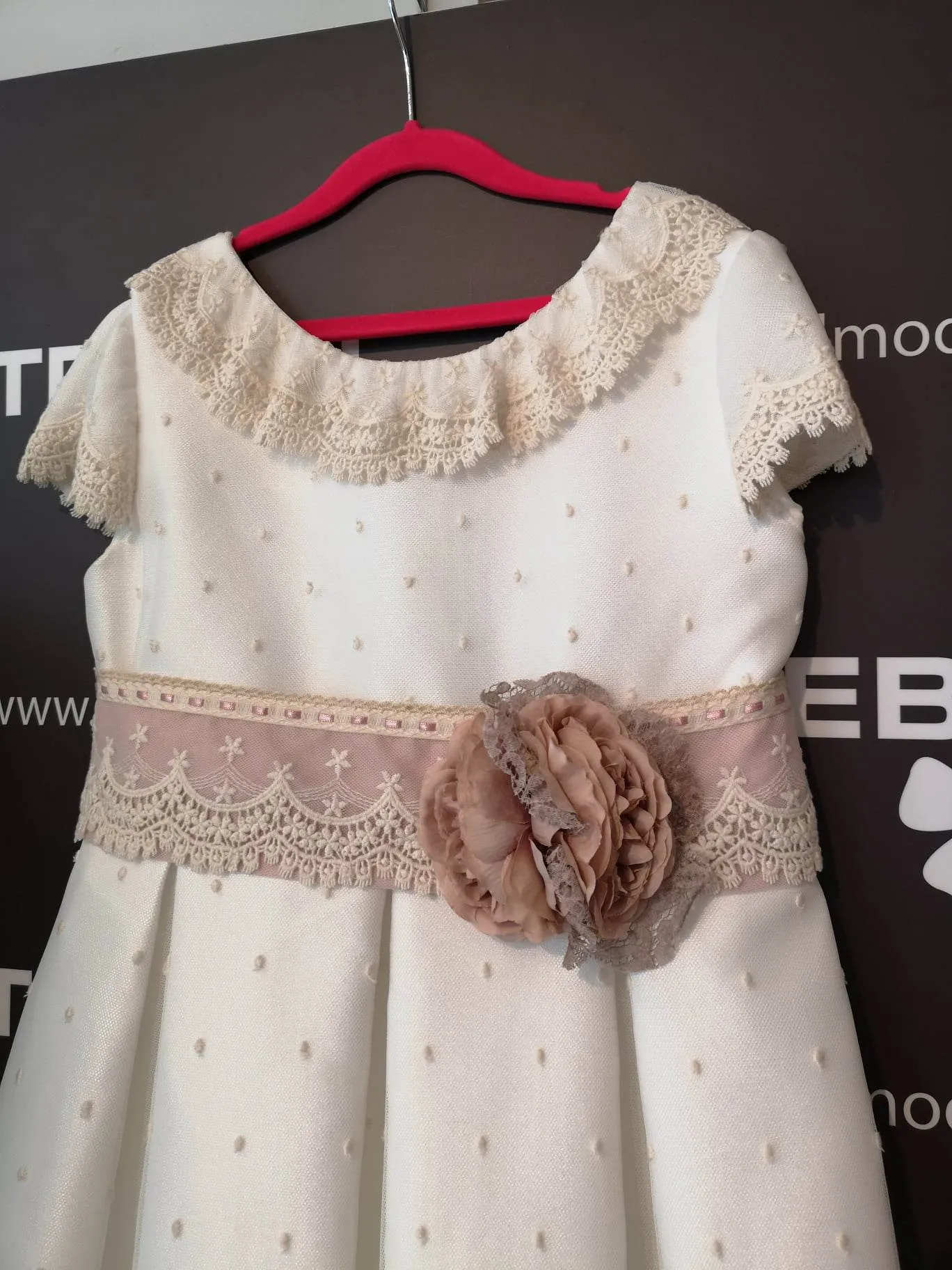 Vestido de comunión con volante en el cuello