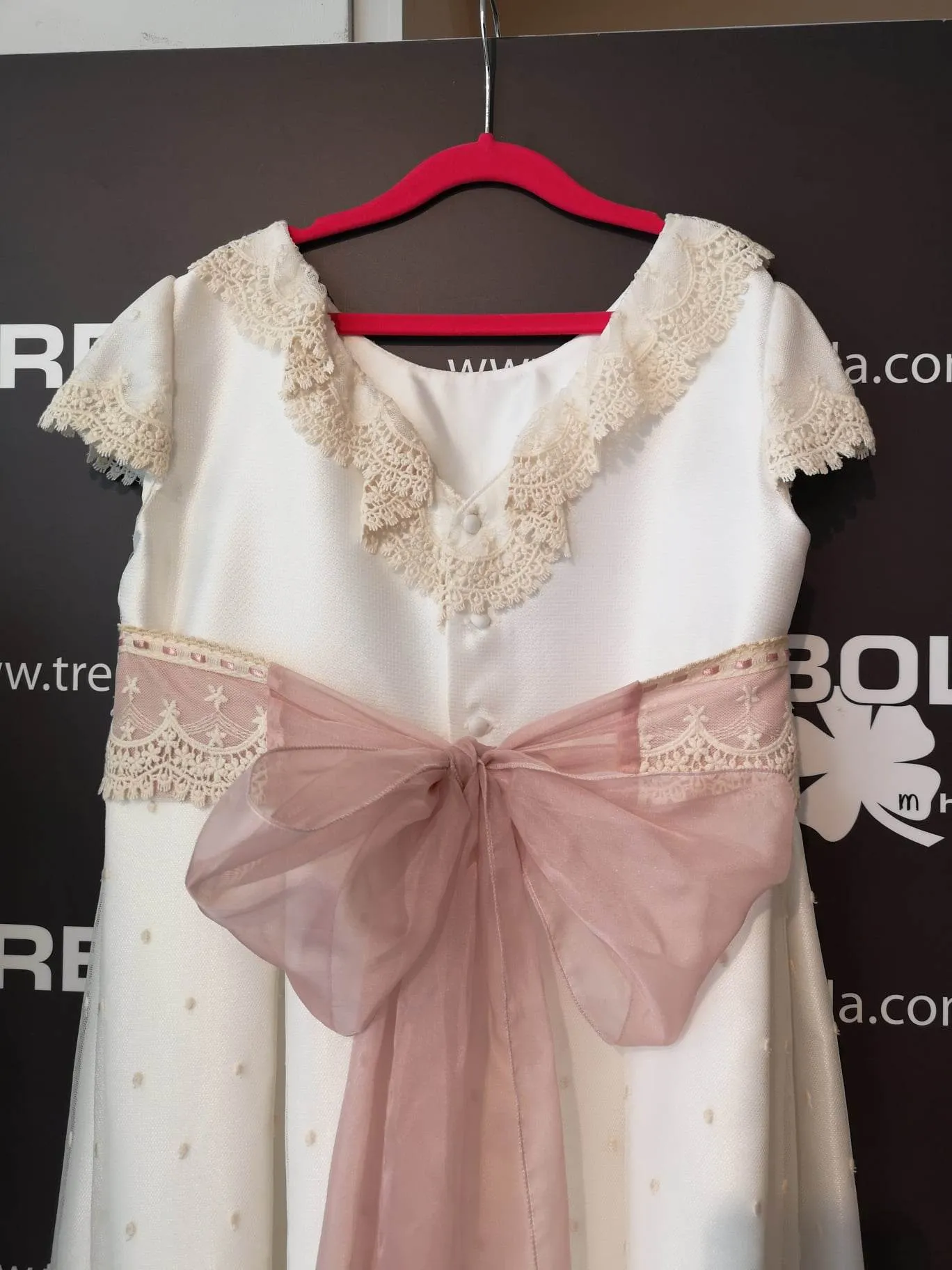 Vestido de comunión con volante en el cuello
