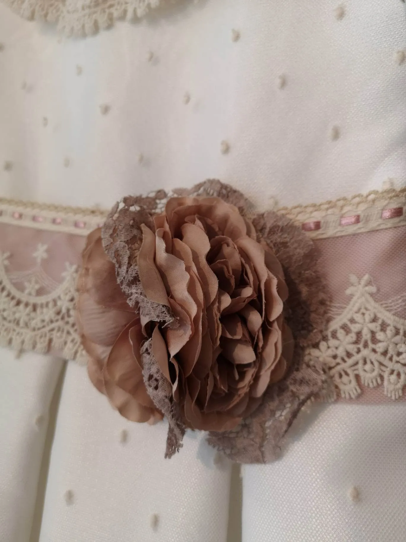 Vestido de comunión con volante en el cuello