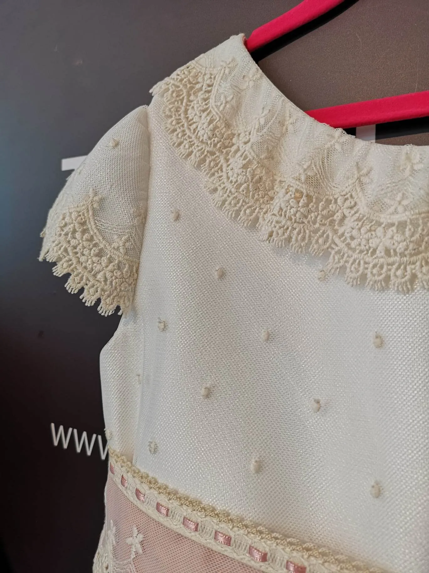 Vestido de comunión con volante en el cuello