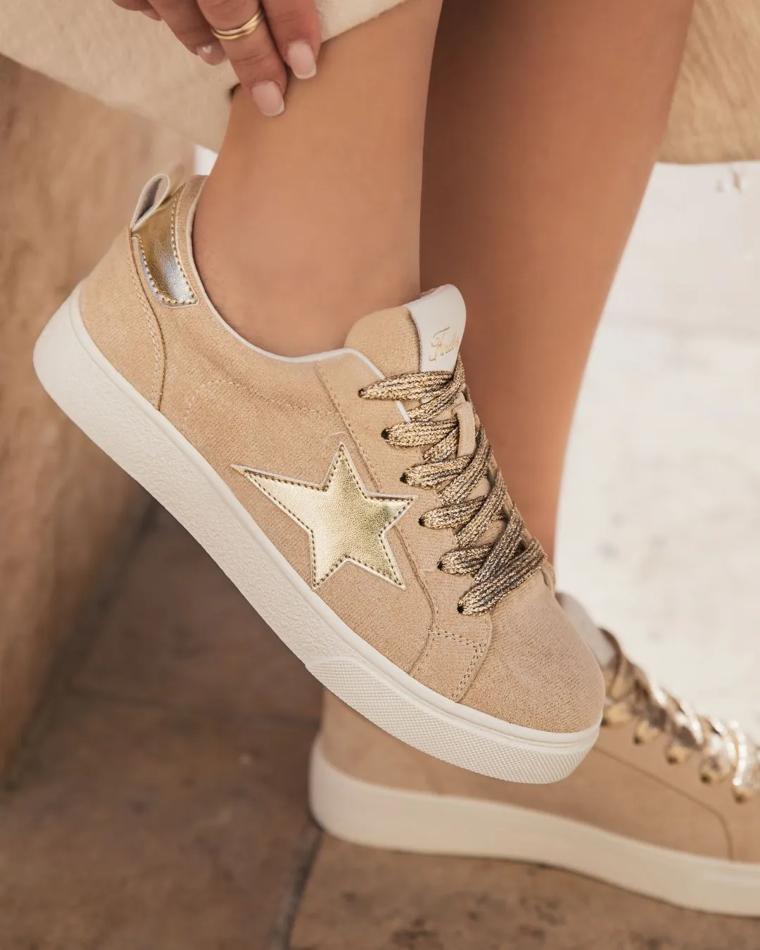ZAPATILLA DE MUJER CON ESTRELLA BEIGE CON CORDONES  LéA