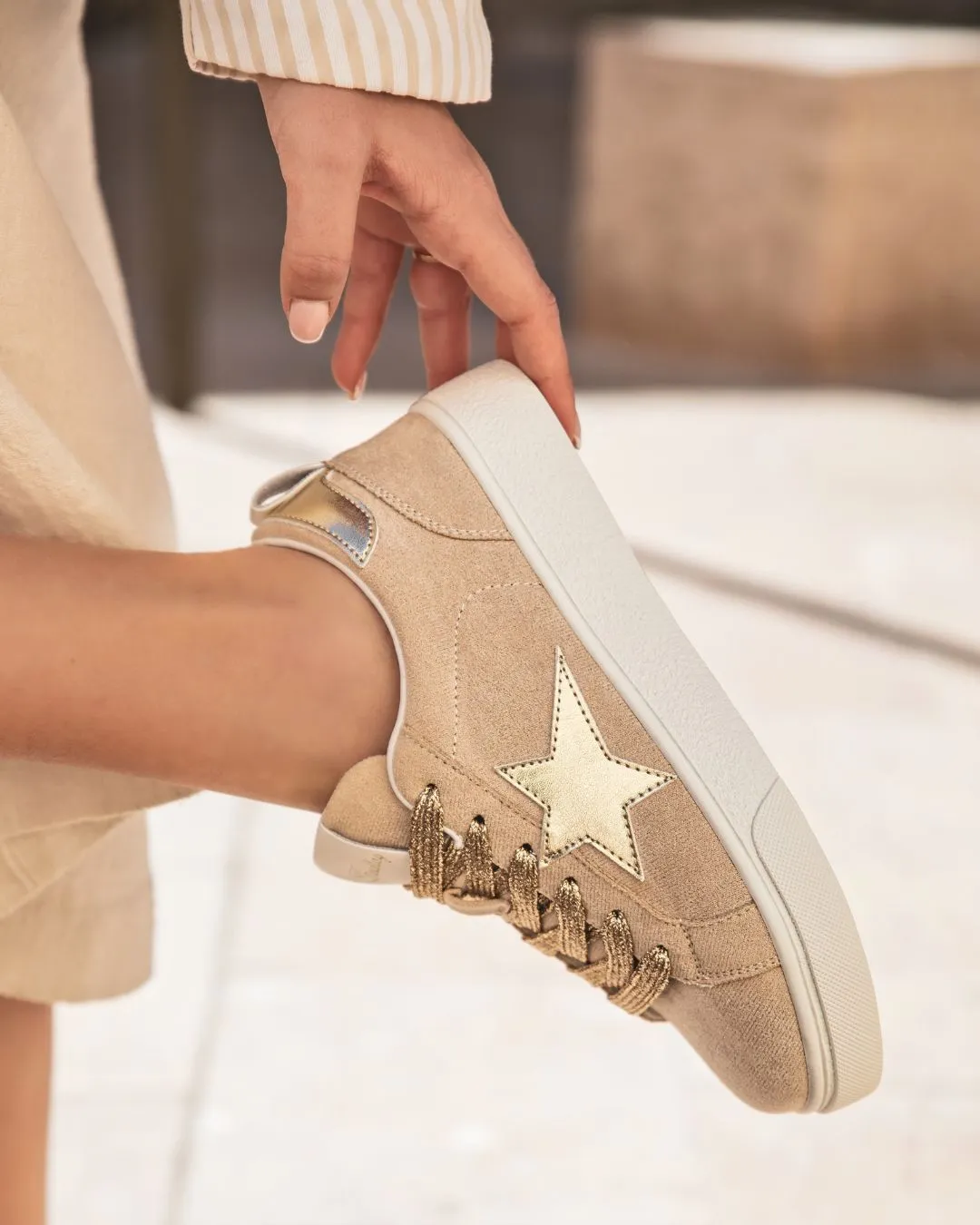 ZAPATILLA DE MUJER CON ESTRELLA BEIGE CON CORDONES  LéA